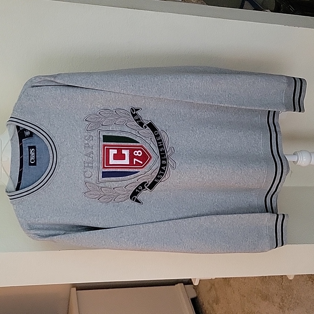 CHAPS EMBROIDERED CREST SWEATSHIRT